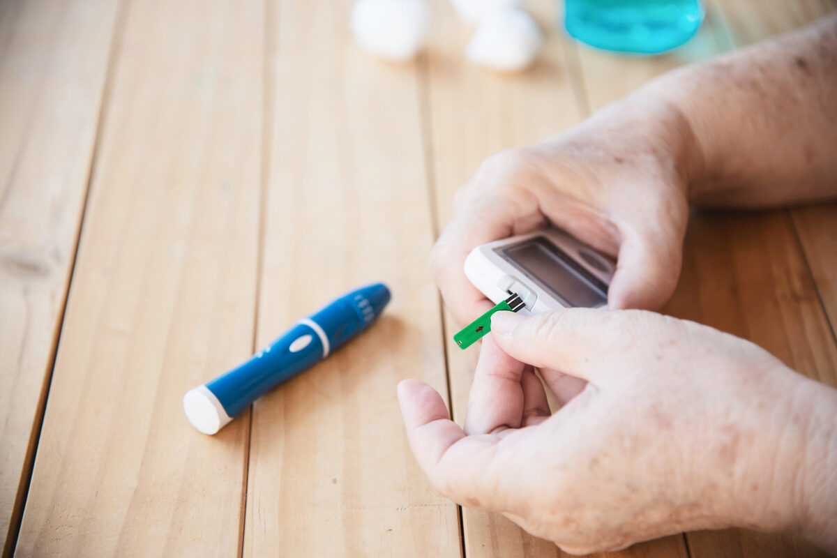 Een bloedsuikerspiegel test die uitgevoerd wordt
