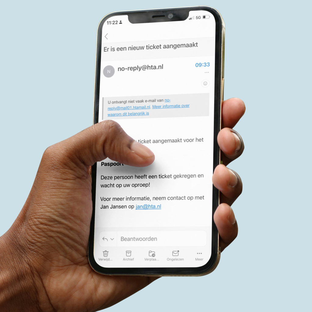 Een telefoon waarop een email weergegeven wordt waarin wordt vermeld dat er een nieuwe ticket wordt aangemaakt.